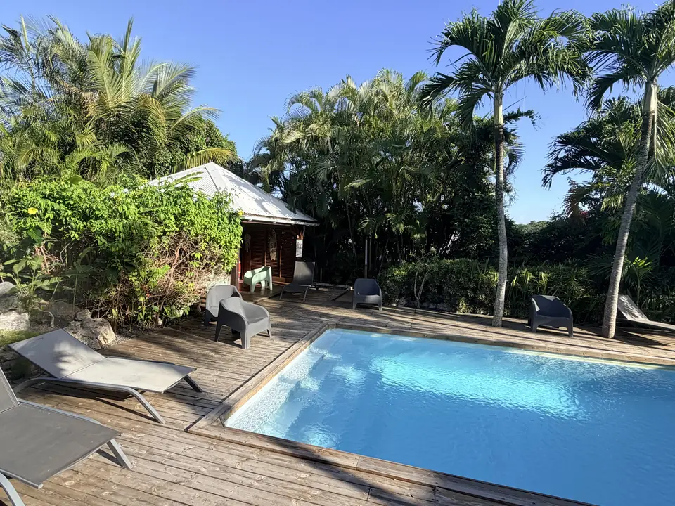 Piscine et bungalow dans le jardin tropical de la Résidence Alamanda