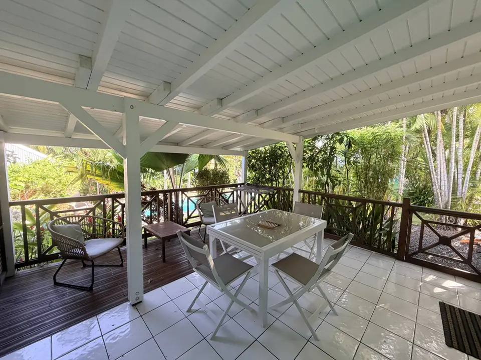 Terrasse couverte de 20 m² du Bungalow Hibiscus avec table à manger