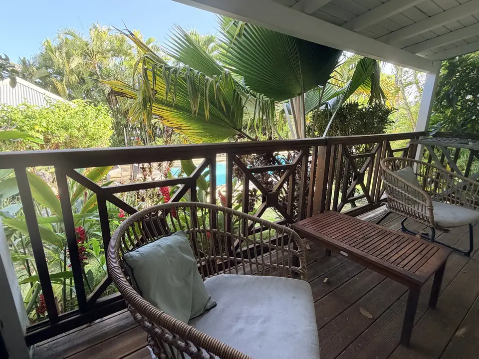 Coin détente de la terrasse avec vue sur le jardin