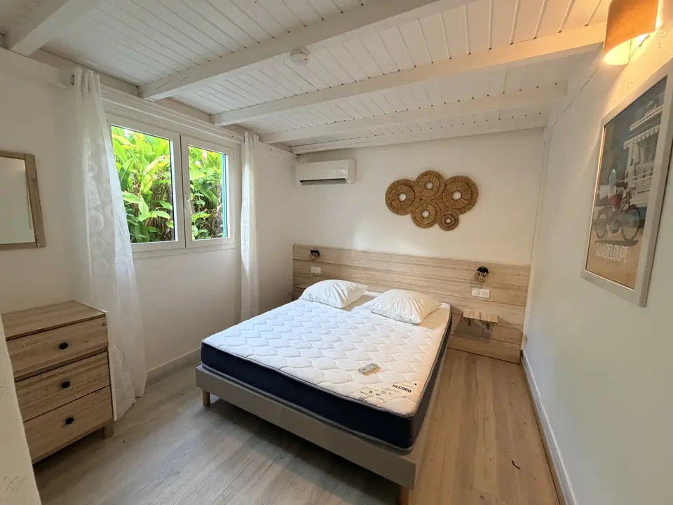 Chambre climatisée du rez-de-chaussée avec lit 160
