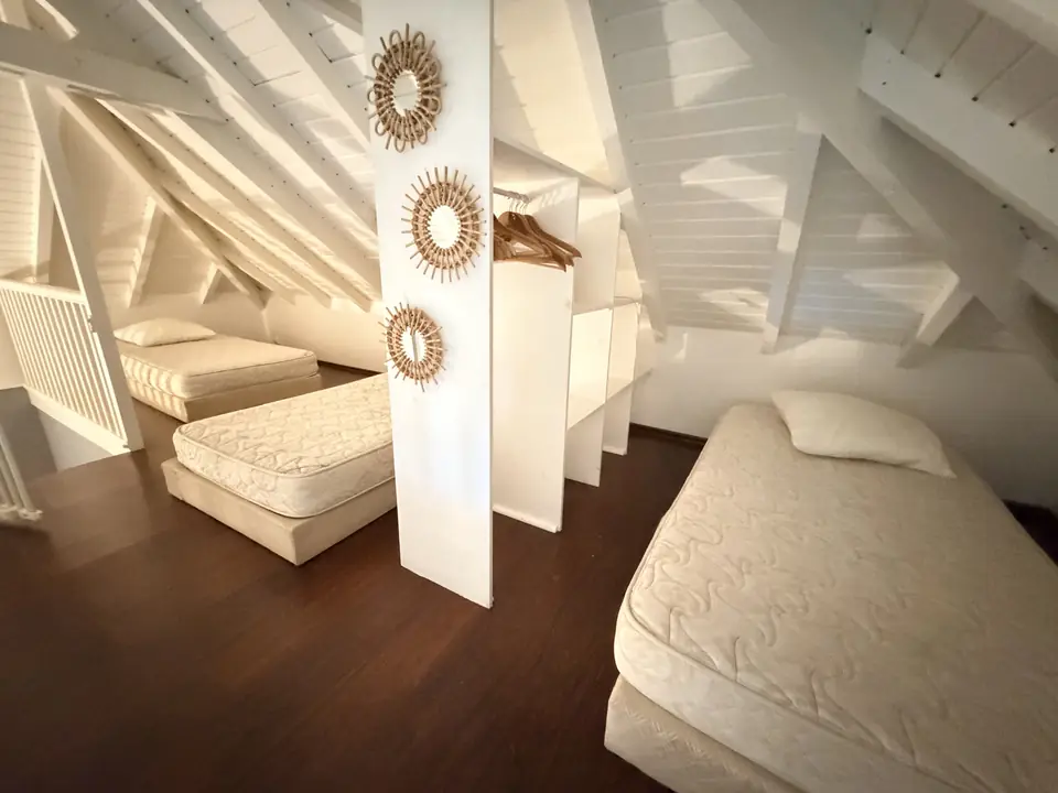 Chambre en mezzanine climatisée avec 3 lits simples