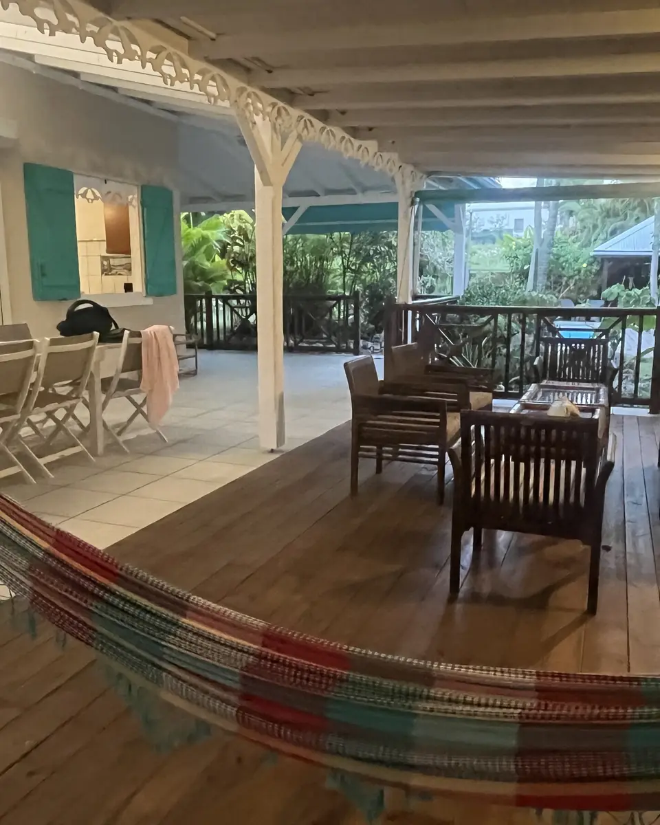 Grande terrasse couverte de la Villa Bougainvillée avec table et hamac