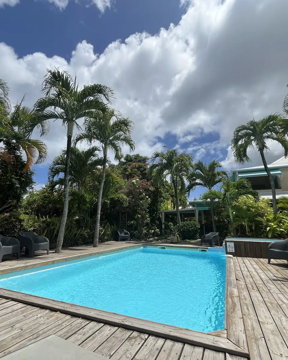 Piscine de la Résidence Alamanda et jardin tropical à Sainte-Anne