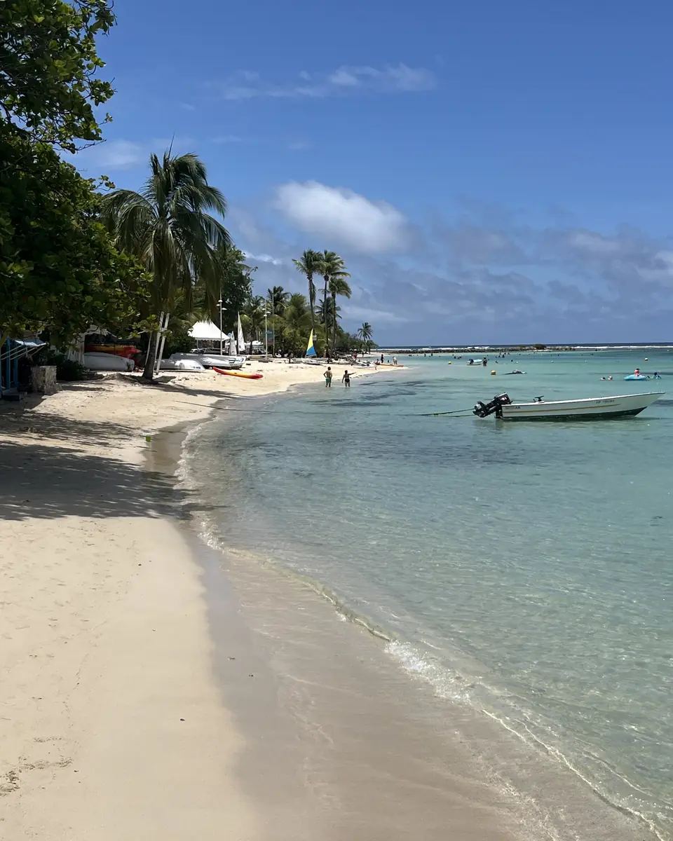Plage de sable blanc et lagon à Sainte-Anne, Guadeloupe
