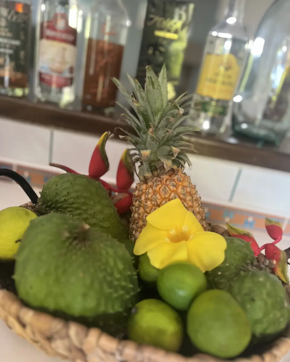 Corbeille de fruits locaux préparée pour l'arrivée des voyageurs